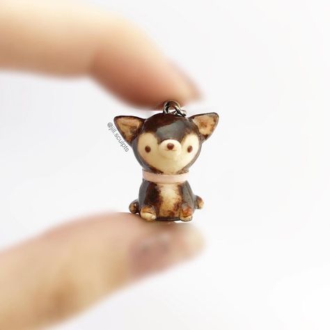 Chihuahua Clay Sculpture, Polymer Clay Chihuahua, Dog Clay Charm, Clay Chihuahua, Clay Dog Easy, Video Mood, Easy Clay Sculptures, Fimo Ideas, Chihuahua Art