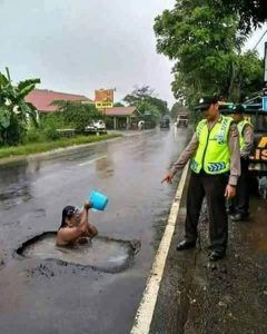 13 Silly Scenes That Can Only Happen In Indonesia | WowShack New Funny Pics, Witty Memes, Jokes Pics, Funny Jokes For Adults, Funny Profile Pictures, Cartoon Jokes, Some Funny Jokes, Really Funny Pictures, Sarcastic Humor