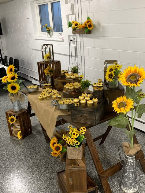 Sunflower Bridal Shower Balloon Arch, Bees And Sunflowers Party, Grad Party Ideas Cheap, Sunflower Graduation Party Theme, Sunflower Wedding Shower Ideas, Sunflower Baby Shower Ideas Decoration, Sunflower Themed Bridal Shower Ideas, Sunflower Themed Baby Shower Ideas, Sunflower Dessert Table Ideas