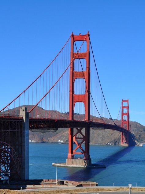 Tips to find the perfect place to take your Golden Gate Bridge photos: http://www.sftourismtips.com/golden-gate-bridge-photos.html Golden State Bridge, San Francisco Road Trip, Bridge Photos, San Francisco Attractions, Pacific Coast Road Trip, Napa Trip, Alcatraz Island, San Francisco Golden Gate Bridge, Fishermans Wharf