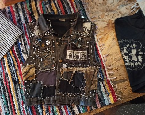 Upcycling vest with patch Folk Punk Jacket, Brown Punk Outfits, Crust Punk Vest, Folk Punk Aesthetic Outfit, Crust Punk Jacket, Folk Punk Outfit, Crust Vest, Punk Jacket Diy, Diy Alternative Clothes