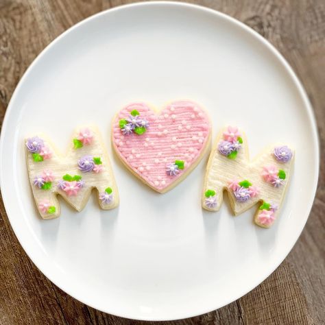 Buttercream Sugar Cookies, Mothers Day Cookies, Buttercream Cookies, Mother's Day Theme, Sugar Cookie Ideas, Messy Kitchen, Baking Inspiration, Decorating Cookies, Cookies Cake