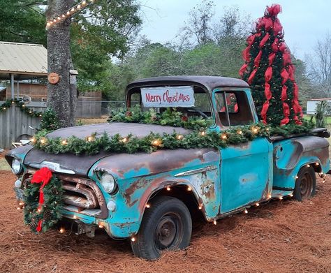 Old Truck Photography, Tractor Decor, Vintage Truck Christmas, Vintage Chevy Trucks, Texas Christmas, 57 Chevy, Signs Diy, Christmas Yard Decorations, Christmas Yard