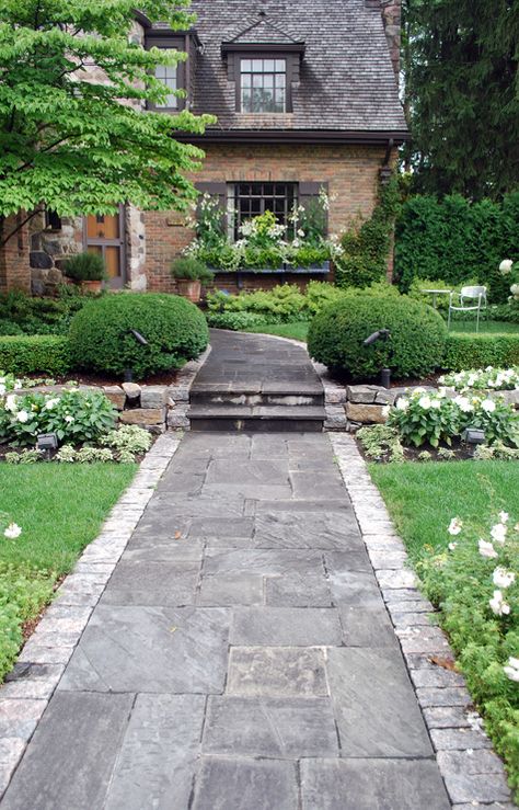 Front Yard Walkway, Villa Architecture, Garden Pavers, Yard Landscaping Simple, Walkway Landscaping, Walkway Design, Modern Front Yard, Concrete Walkway, Pathway Landscaping