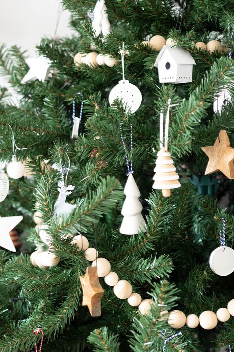 Scandinavian Christmas Decorations, Natural Christmas Decor, Minimal Christmas, Scandi Christmas, Summer Christmas, Christmas Interiors, Christmas Tree Inspiration, Christmas Inspo, Nordic Christmas