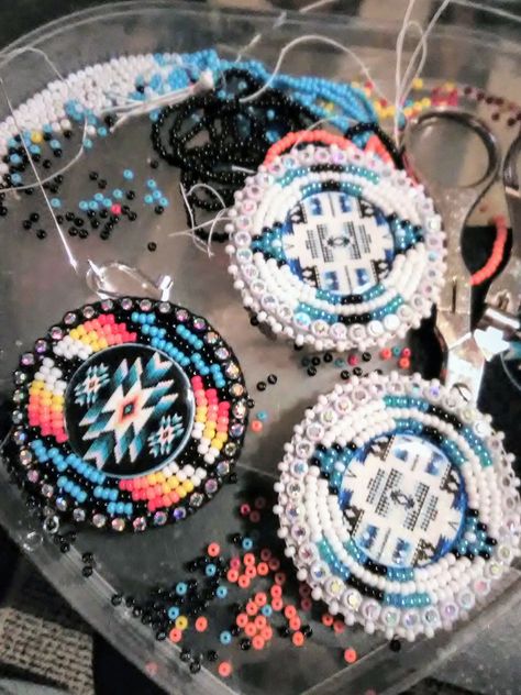 Beaded Pop Sockets Native, Beaded Cab Earrings, Metis Beading, Cab Earrings, Bead Hat, Beaded Cabochon, Beaded Ideas, Work Earrings, Beadwork Ideas