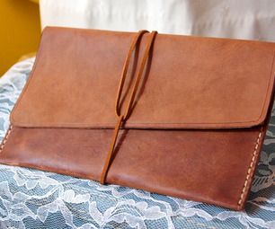 This leather clutch is a great project for a beginner to working with leather. Even if you have experience, this is still a beautiful and simple clutc... Diy Leather Clutch, Simple Leather Clutch, Best Leather Wallet, Diy Leather Bag, Leather Envelope, Diy Handbag, Simple Leather, Creation Deco, Envelope Bag