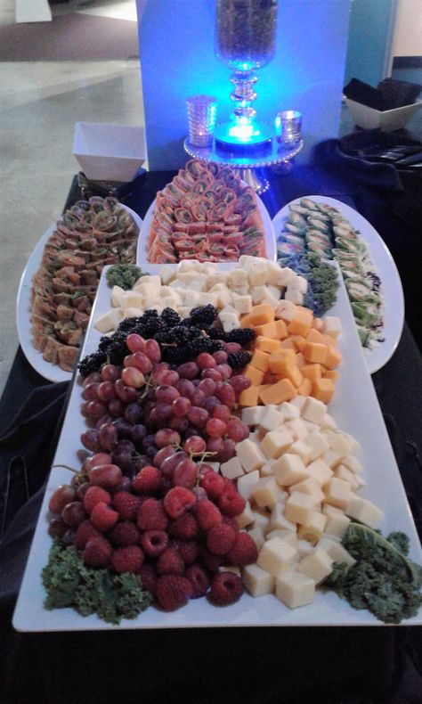 Bday Party Food Ideas Adults, Prom Snacks Ideas, Prom Snack Table, Prom Food Table, Prom Pre Party Ideas, Homecoming Pre Party Ideas, Prom Appetizers, Homecoming Food Ideas, Masquerade Food Ideas