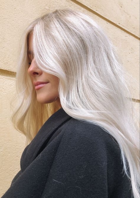 Blonde hairstyle highlights white blonde glossing face frame trendy hair 2021 Bright Blonde With Face Framing, Cool Blonde With Highlights, Coconut Blonde Hair, Blonde Hair Trends 2023, Bold Face Frame, Bright Blonde Hair With Dimension, Scandinavian Hairline Blonde, Neck Hairline, Blonde Hairline