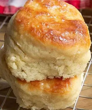 Homemade Angel Biscuits – Heavenly Fluffy Bites from Your Oven – Easy Instant Recipes Cake Biscuits Recipe, Yeast Biscuits Homemade, Sweet Biscuits Desserts, Yeast Biscuits, Angel Biscuits, Angel Cookies, Divas Can Cook, Flaky Biscuits, Drop Biscuits