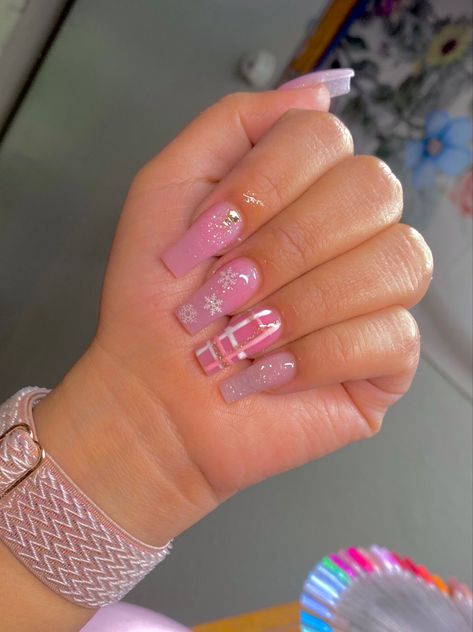 Baby Pink Nails With Rhinestones, Baby Pink Christmas Nails, Pink Nails Christmas, Pink Baby Shower Nails, Girly Christmas Nails, Pink Christmas Nails Acrylic, Holiday Nails Pink, Pink Christmas Nail Designs, Nails Xoxo