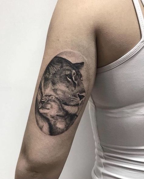 Tattoo Sohn Mutter, Lioness Tattoo For Women, Tattoos Sun And Moon, Lioness And Cub Tattoo, Mama Tattoos, Sacred Geometry Tattoos, Mom Baby Tattoo, Lioness Tattoo Design, Sun And Moon Tattoos