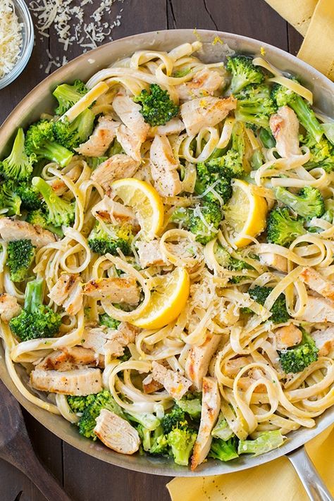 Grilled Chicken And Broccoli, Chicken Fettuccine Alfredo, Chicken Fettuccine, Fettuccine Alfredo Recipes, Broccoli Alfredo, Chicken Alfredo Pasta, Fettuccine Pasta, Chicken And Broccoli, Alfredo Recipe