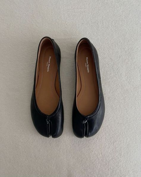 Maison Margiela Ballet Flats, Tabis Margiela, Maison Margiela Aesthetic, Margiela Flats, Tabi Ballet Flats, Tabi Flats, Concept Costume, Shopping Wishlist, Maison Margiela Tabi