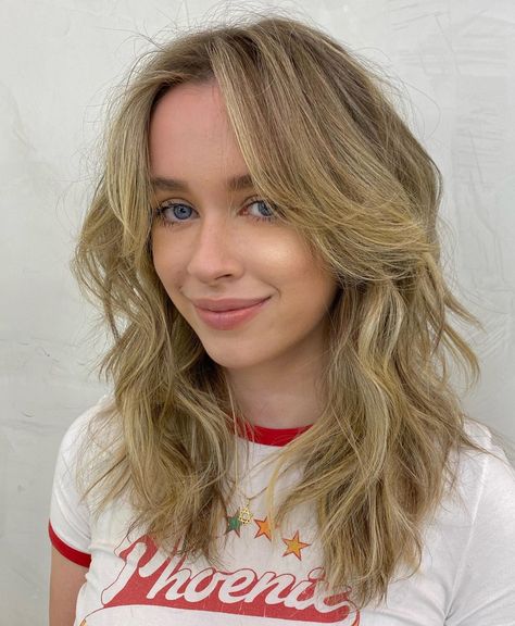 Face Framing Medium Length Hair, Naturally Wavy Hair Cuts, Wavy Layered Hair, Medium Length Wavy Hair, Wavy Hairstyles Medium, Thick Wavy Hair, Hair Adviser, Wavy Haircuts, Dirty Blonde Hair