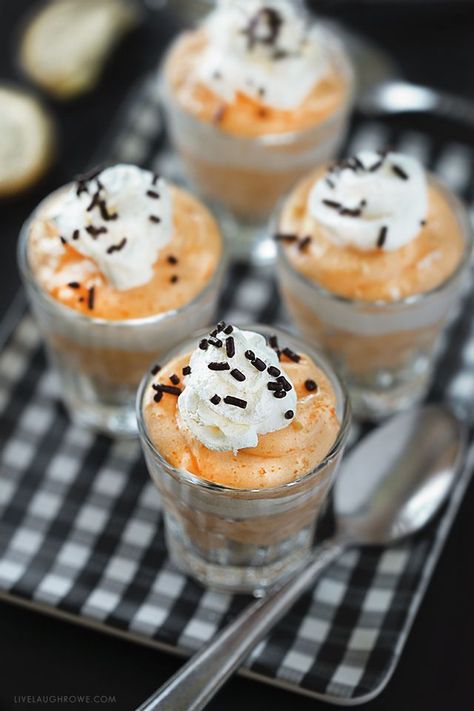 Orange Creamsicle Pudding Shots - These are great Halloween Desserts that are filled with Orange Creamsicle Filling. No alcohol in these little pudding shots - they are great for adults and kids! Snickers Pudding Shots, Creamsicle Pudding Shots, Orange Creamsicle Pudding, Orange Creamsicle Dessert, Creamsicle Dessert, Pudding Shot Recipes, Jello Shooters, Citrus Party, Jello Pudding Shots