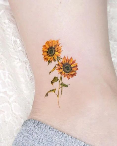 55 Stunning Ankle Tattoos for Women - Our Mindful Life Sunflower Tattoo Leg, Tattoo Around Elbow, Sunflower Sleeve, Simple Ankle Tattoos, Daisy Chain Tattoo, Our Mindful Life, Chain Tattoo, Power Tattoo, Tatoo Inspiration