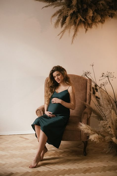 Bar Stool Photoshoot, Pregnant Sitting Poses, Couple Maternity Poses, Home Maternity Photography, Maternity Shoot Outfit, Maternity Picture Outfits, Maternity Studio Photoshoot, Pregnancy Announcement Photoshoot, Maternity Photography Poses Outdoors