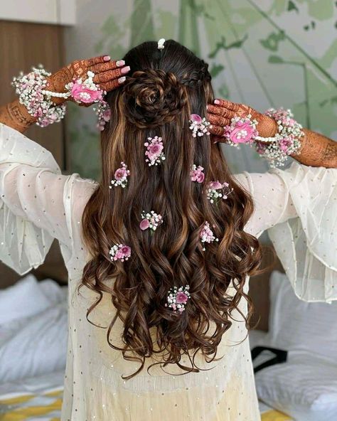 Floral Jewellery For Mehendi, Haldi Hairstyles For Bride, Bridal Hairstyles For Round Face, Trendy Bridal Hairstyles, Mehendi Hairstyles, Indian Bridal Hairstyle, Mehndi Hair, Hairstyle For Round Face, Mehndi Event