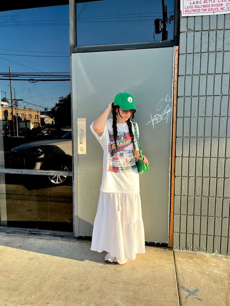 Maxi Skirt Street Style, Long White Maxi Skirt, White Maxi Skirt Outfit, Skirt Street Style, Maxi Skirt Outfit, White Maxi Skirt, White Maxi Skirts, Maxi Skirt Outfits, White Maxi