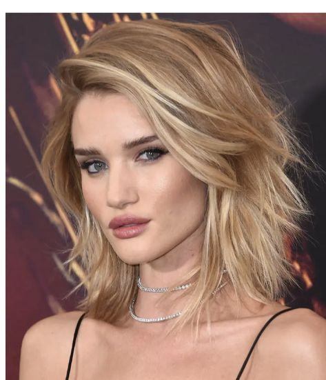 Rosie Huntington Whiteley Hair, Face Shape Hairstyles, Hair 2018, Beautiful Hairstyles, Hairstyles For Short Hair, Prom Hairstyles, Medium Hair Cuts, Long Bob, Pixie Haircut