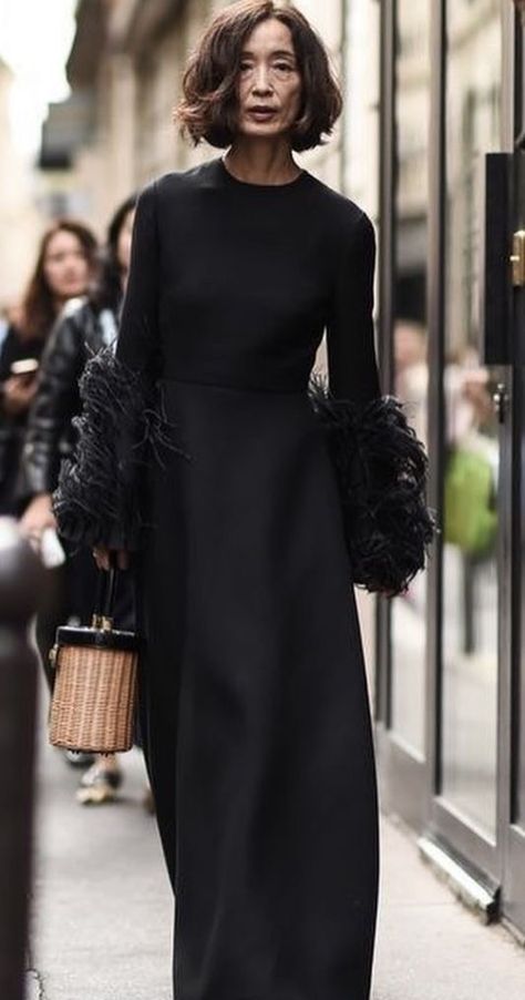 Mode Over 50, Mode Tips, Paris Fashion Week Street Style, Advanced Style, Street Style Paris, Long Black Dress, Mode Inspo, 가을 패션, Mode Inspiration