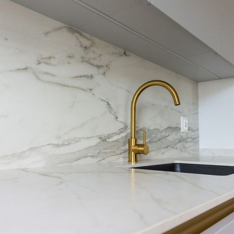 marazziceramiche on Instagram: "#marazzihomes A refined kitchen designed with Marazzi slabs The Top Marble Look Golden White. Location: Poland #marazziceramiche #thetopmarazzi #grandiformati #largeformatitiles #kitchencountertop #countertop #kitchentop #kitcheninterior #kitchendecoration #beautifulkitchen #kitchendecorideas #modernkitchendesign #colourfulkitchen #marblelook #marbleeffect #kitcheninspiration #kitcheninspo #kitchenfloor #kitchentiles" Marble Brass Kitchen, White Marble And Gold Kitchen, Kitchen Gold Marble, Marmor Kitchen, Calacatta Gold Marble Kitchen, Cream Cupboards, Marble Tile Kitchen, Colourful Kitchen, Gold Kitchen