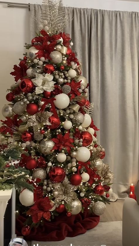 Christmas Tree Red And Silver, Creative Christmas Tree Ideas, Elegant Christmas Tree Decorations, Garland Lights, White Christmas Tree Decorations, Christmas Tree Inspo, Pretty Christmas Decorations, Red Christmas Decor, Christmas Tree Decorating Themes