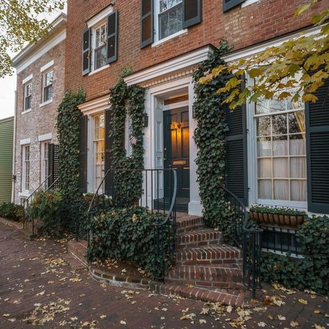 Georgetown Dc Homes, Georgetown Brownstone, Georgetown Houses, Georgetown Aesthetic, House Fever, City Planning, Georgetown University, Dc Travel, Future Apartment