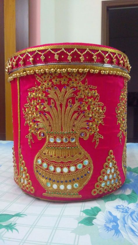 Bartan Decoration For Wedding, Dabba Decoration For Wedding, Matli Decoration For Wedding, Matka Decoration Pots Wedding, Decoration Ideas For Wedding, Wedding Card Decorations, Thali Decoration, Thali Decoration Ideas, Trousseau Packing