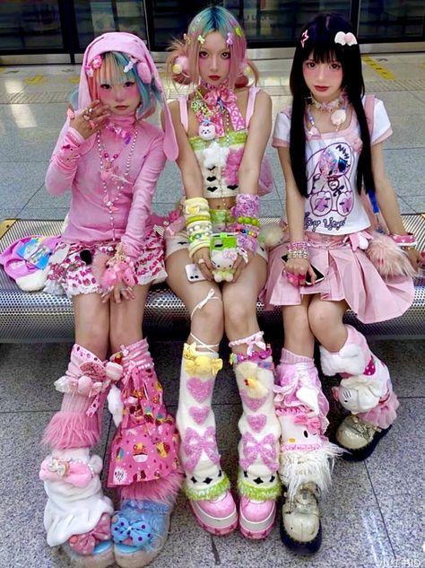 Harajuku Decora, Kawaii Outfit Ideas, Estilo Harajuku, Siluete Umane, Three Girls, Idee Cosplay, Harajuku Outfits, Gyaru Fashion, Funky Outfits