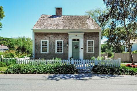 ​One of Cape Cod's Oldest Houses Is for Sale, and It's Positively Adorable Suburban Lifestyle, American Colonial Style, Cabin Exteriors, Cape Cod Homes, Cape Cod House Exterior, Houses For Sale Near Me, Brindleton Bay, Cape Cod Cottage, Tiny House Village