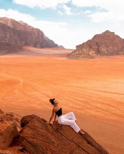 The red sands of the Wadi Rum Desert make you feel like you’re on Mars. We spent our days here 4-wheeling through the desert, drinking… Jordan Desert, Wadi Rum Jordan Aesthetic, Red Sand Desert, Wadi Rum Jordan, Namibia Desert And Sea, Valley Of The Moon, Jordan Photos, Namibia Sand Dunes, City Of Petra