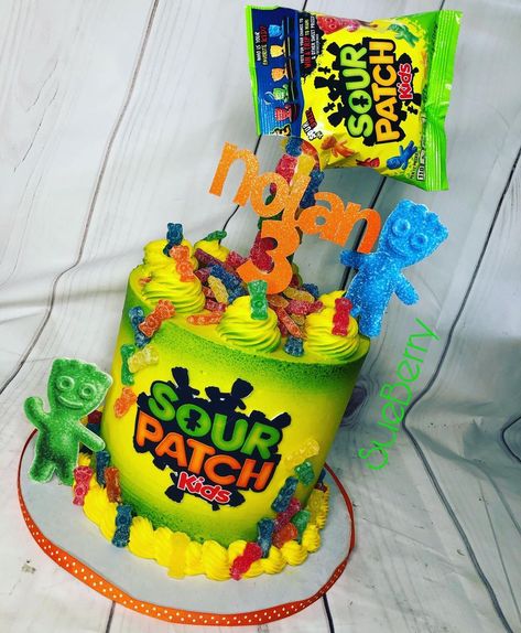 Susan Henley on Instagram: “#sourpatchkidscake #sueberrybirthdaycake #lovecake #sueberry #cakeslayer🎂🔪🎂🔌” Sour Patch Kids Birthday Party Ideas, Sour Patch Birthday Party Ideas, Sour Patch Kids Cake, Cake Types, Chocolate Easter Cake, Exquisite Cakes, Mermaid Birthday Cakes, 16 Birthday Cake, Funny Birthday Cakes