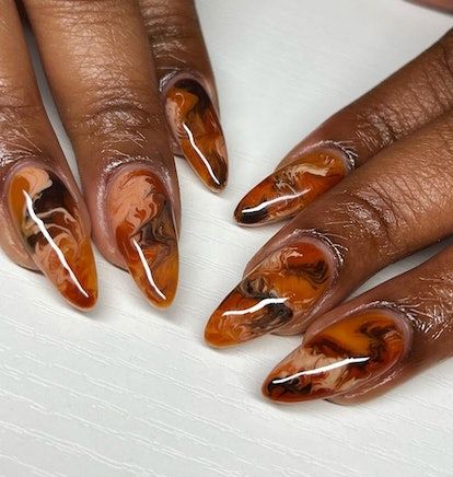 Fall Nails Trendy Square, Orange Tortoise Shell Nails, Black And Brown Marble Nails, Orange And Brown Marble Nails, Black And Brown Ombre Nails, Dark Marble Nail Designs, Fall Aesthetic Nails Almond, Burnt Yellow Nails, Orange And Brown Fall Nails