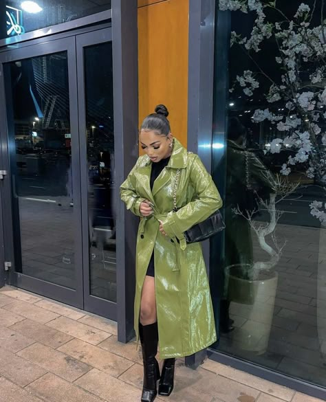 Olive Jacket Outfits For Women, Long Green Jacket Outfit, Green Fur Coat Outfit, Trench Coat Outfit Black Women, City Outfit Winter, Oversized Coat Outfit, Winter Outfits Black Women, Long Green Jacket, Night Lounge