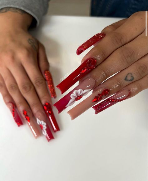 Red Luxury Nails, Red Chicana Nails, Red Nails Acrylic Design Long, Red Long Nails With Diamonds, Red Nail Sets Long, White V Tip Nails, Red Nails With Design Ideas, Latina Nails Red, Red New Years Nails