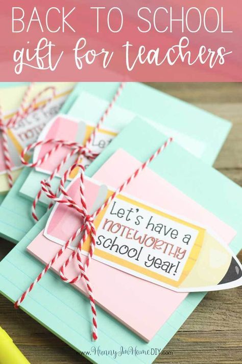 This free printable notebook gift tag is perfect for notebook gifts for teachers! If you're looking for notebook gift ideas or back to school gifts for teachers, you'll love this simple notebook gift idea. It would even be perfect for a back to school gift basket or first day of school gifts for teachers. This teacher git idea diy is great because it has printable teacher gift tags free! Notebook Gift Ideas, Teacher Presents, Handmade Teacher Gifts, Pto Ideas, Teacher Notepad, Back To School Gifts For Teachers, Teacher Gift Tags, Simple Notebook, Notepad Gift