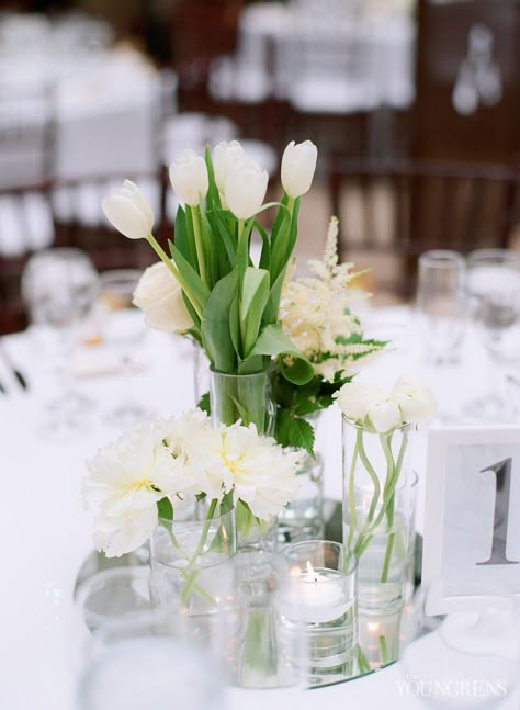 All white Spring floral centerpieces Tulip Centerpieces Wedding Diy, Tulip Wedding Theme Table Settings, Rehearsal Dinner Welcome Table, Tulip Wedding Arrangements, Tulip Wedding Centerpieces, Tulip Centerpieces Wedding, Spring Floral Centerpieces, White Flower Centerpieces, Božićni Ukrasi