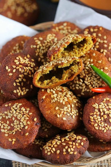 Traditional Gujarati Savory snacks, Bajri Na Vada or Pearl Millet Fritters, are spicy, sweet, tangy and so addictive.rnrnThis crispy vada recipe is a perfect monsoon recipe and can be served as an evening snack with green chutney and masala chai.rnrnThese are usually made at festivals like Sitla Satam and Kali Chaudash (Narka Chaturdashi). #bajrirecipe #indianrecipe #fritters #vada Indian Gujarati Food, Indian Savory Snacks, Gujarati Snacks Tea Time, Gujarati Breakfast Recipes, Traditional Indian Recipes, Bajri Vada, Millet Fritters, Gujarati Breakfast, Monsoon Recipes