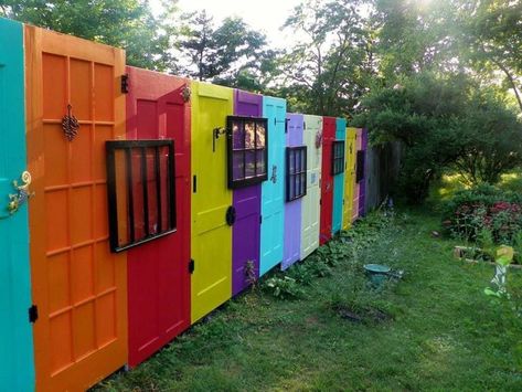 Mexican Garden Ideas, Unique Fences, Old Door Projects, Door Fence, Barn Door Projects, Door Diy Projects, Backyard Gates, Paint Color Ideas, Budget Garden