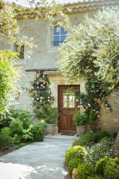 French Chateau Pool, Mediterranean Entrance, Entrance Outdoor, Provencal Decor, Country Garden Design, Provence Garden, English Farmhouse, Front Garden Landscape, Mediterranean Architecture