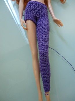 Crochet Barbie Pants Free Pattern, Crochet Doll Pants Free Pattern, Crochet Barbie Pants, Crochet Barbie Clothes Patterns Free Fashion Dolls, Crochet Barbie Top, Crochet Barbie Doll Clothes Free Pattern, Barbie Crochet Free Patterns, Patterns For Barbie Clothes, Barbie Leggings