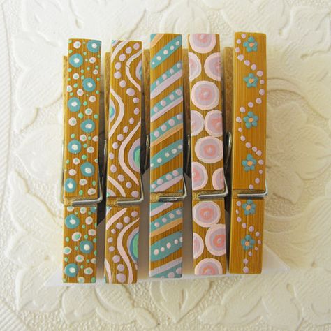 Clothes Pin Painting, Painted Clothes Pins Ideas, Cheer Clips, Cheer Clothespins, Cheer Good Luck Pins, Decorated Clothes Pins, Painted Clothespins, Painted Clothes Pins, Paperclip Crafts