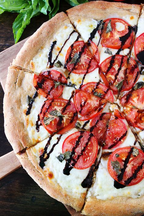 Caprese Pizza, Creative Pizza, Pizza Homemade, Pillsbury Biscuits, Margarita Pizza, Pasta Per Pizza, Fat Loss Foods, Pizza Recipes Homemade, Deep Dish Pizza