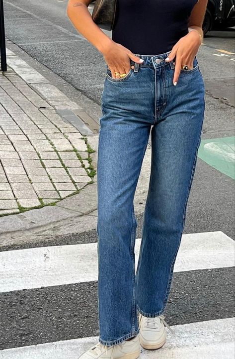 Blue Straight Jeans Outfit, Levi Outfits Women, Levis Jeans Women, Straight Jeans Outfit, Levis Outfit, Levis Straight Leg Jeans, Blue Jean Outfits, Daily Outfit Inspiration, Easy Trendy Outfits