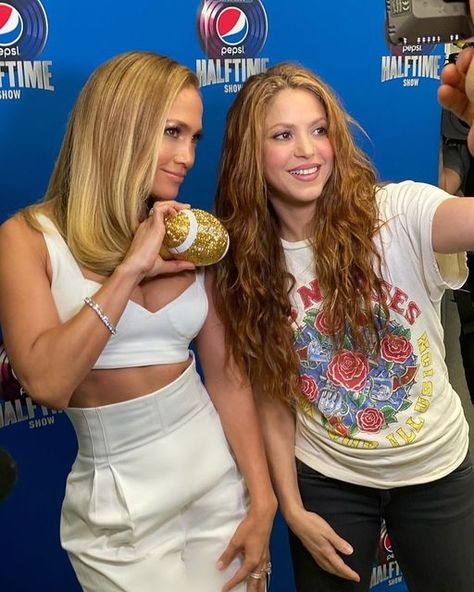 Jlo And Shakira, Judith Leiber Couture, Halftime Show, Latin Music, Half Time, Famous Singers, Judith Leiber, Shakira, Fc Barcelona