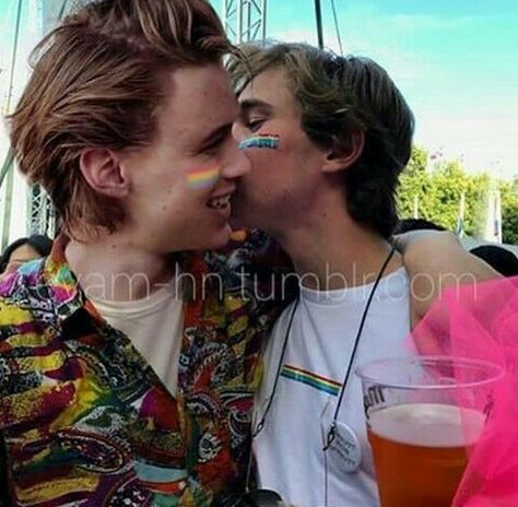 Even Bech Naesheim (Henrik Holm) & Isak Valtersen (Tarjei Sandvik Moe) - Evak - from “Skam” (Norwegian TV Series) - Kiss 1943 Fashion, Even And Isak, Skam Aesthetic, Tarjei Sandvik, Noora And William, Evak Skam, Skam France, Isak & Even, Happy Couples