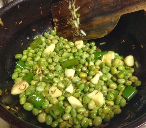 Swadishta Recipes : Green Pigeon Peas(Tuvar Lilva) Amti Green Pigeon Peas Recipes, Green Pigeon, How To Cook Greens, Pigeon Peas, Gujarati Recipes, Pea Recipes, Red Chili Powder, Red Chili, Chapati