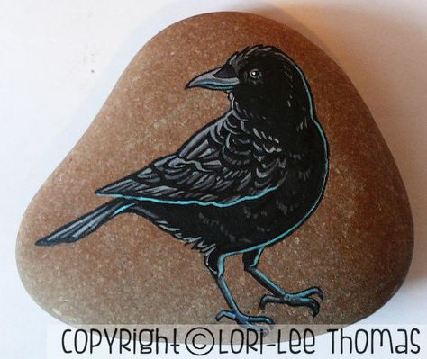 Raven Painted Rock, Rock Birds, Bird Rocks, Crow Bird, Wood Slice Art, Creation Art, Spell Jar, Rock And Pebbles, Rock Painting Ideas Easy